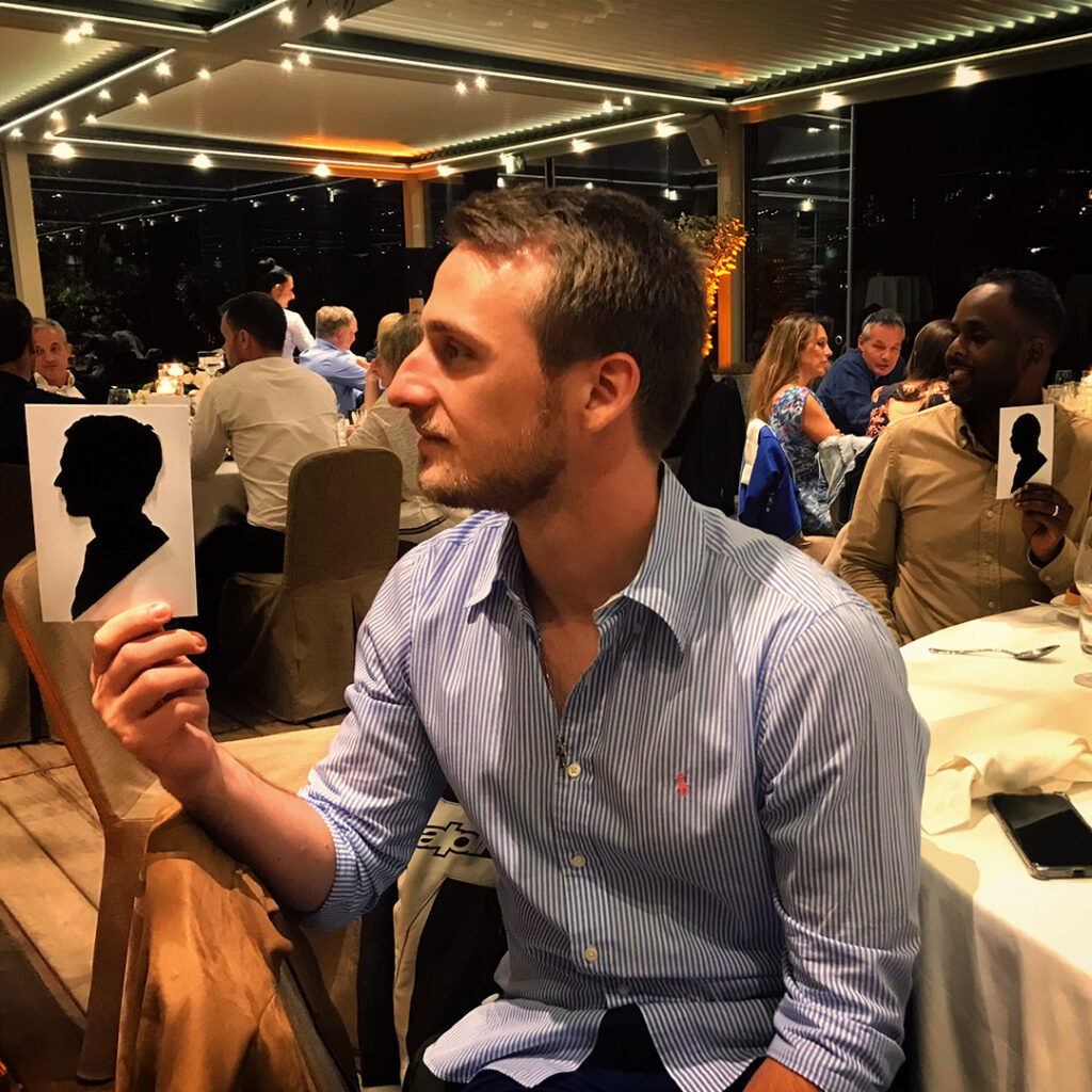 Animation silhouettiste à Genève, une personne tient sa silhouette